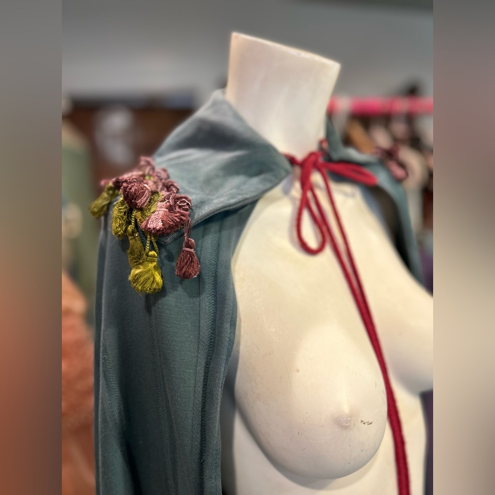 Vintage Shakespearen Cape - Picture 14 of 16